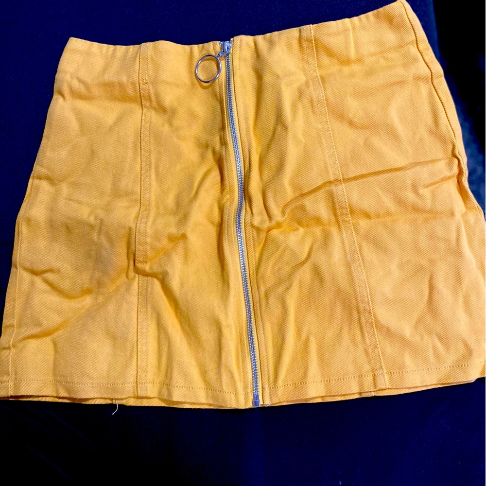 New mini skirt without tag .color mustards-yellow